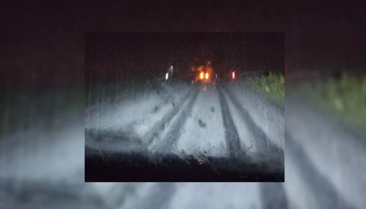Dolu yağışı karayolunu beyaza bürüdü, sürücüler zor anlar yaşadı