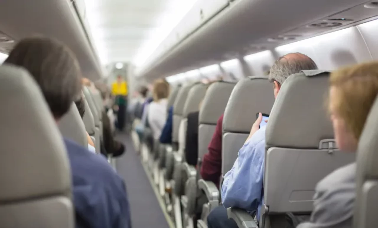 İspanya'da taşkınlık çıkaran Yahudi grup uçaktan indirildi