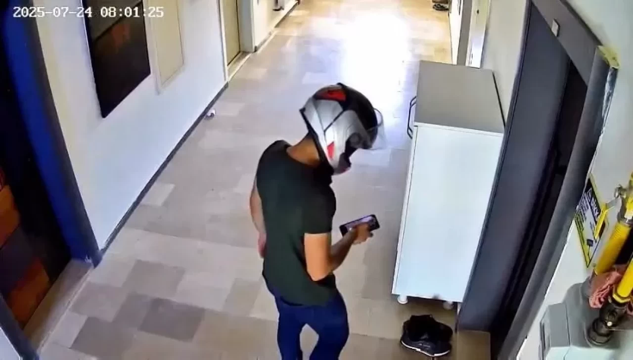 Kafasına atlet ve kask geçirerek hırsızlık girişiminde bulunan 2 şahıs kamerada