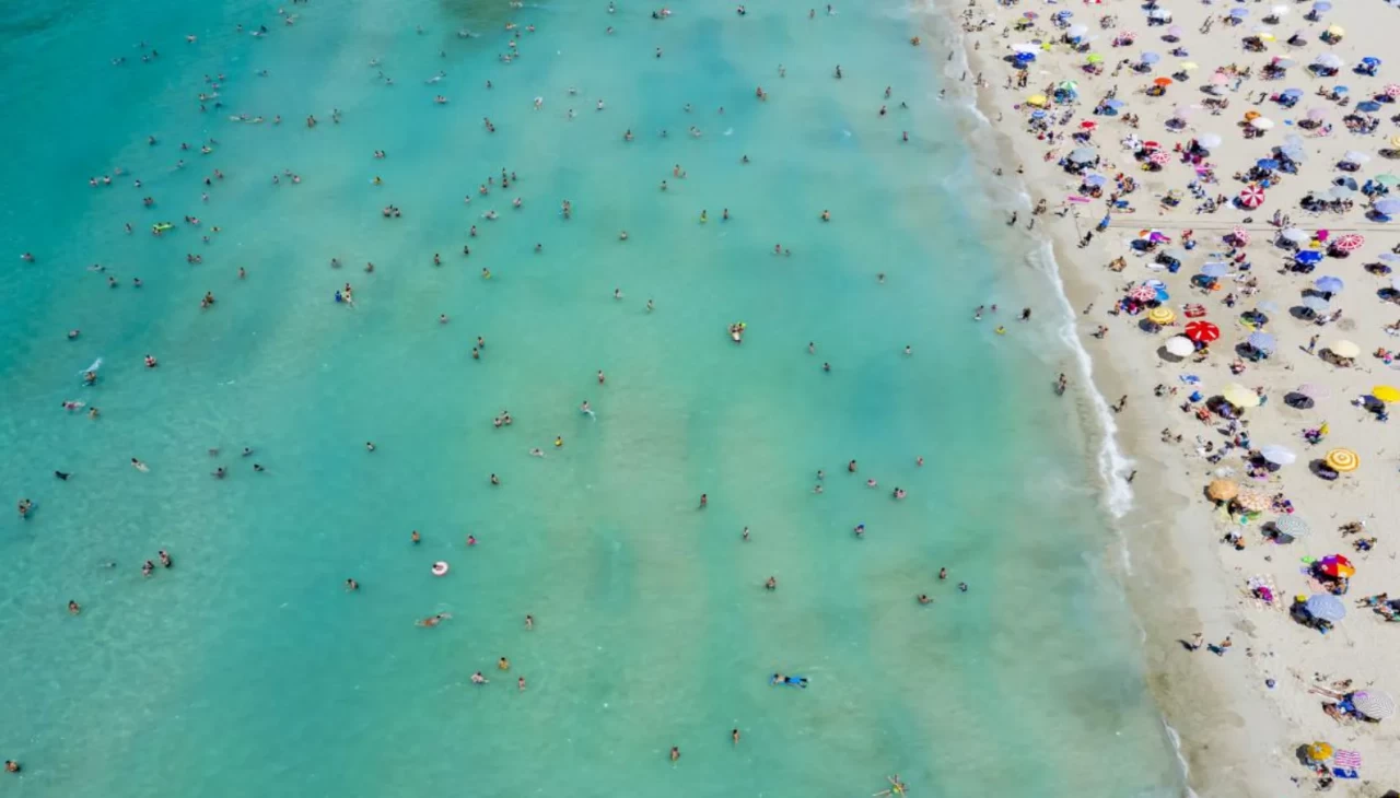 Çeşme'de otellerin suyu kalmadı, tatilciler dönmeye başladı