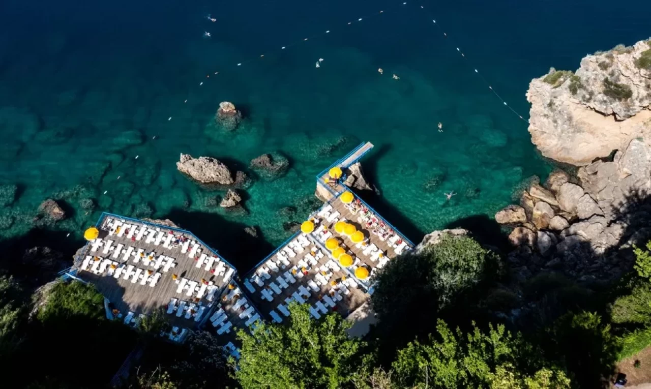 Antalya'nın 5 falez plajına "Mavi Bayrak" asıldı