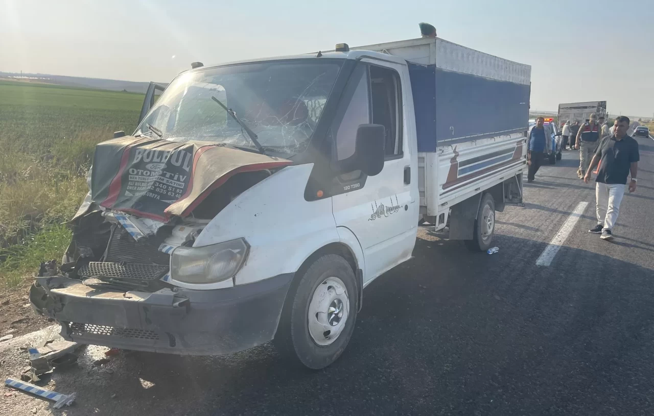 Şanlıurfa'da tarım işçilerini taşıyan kamyonetler çarpıştı: 11 yaralı