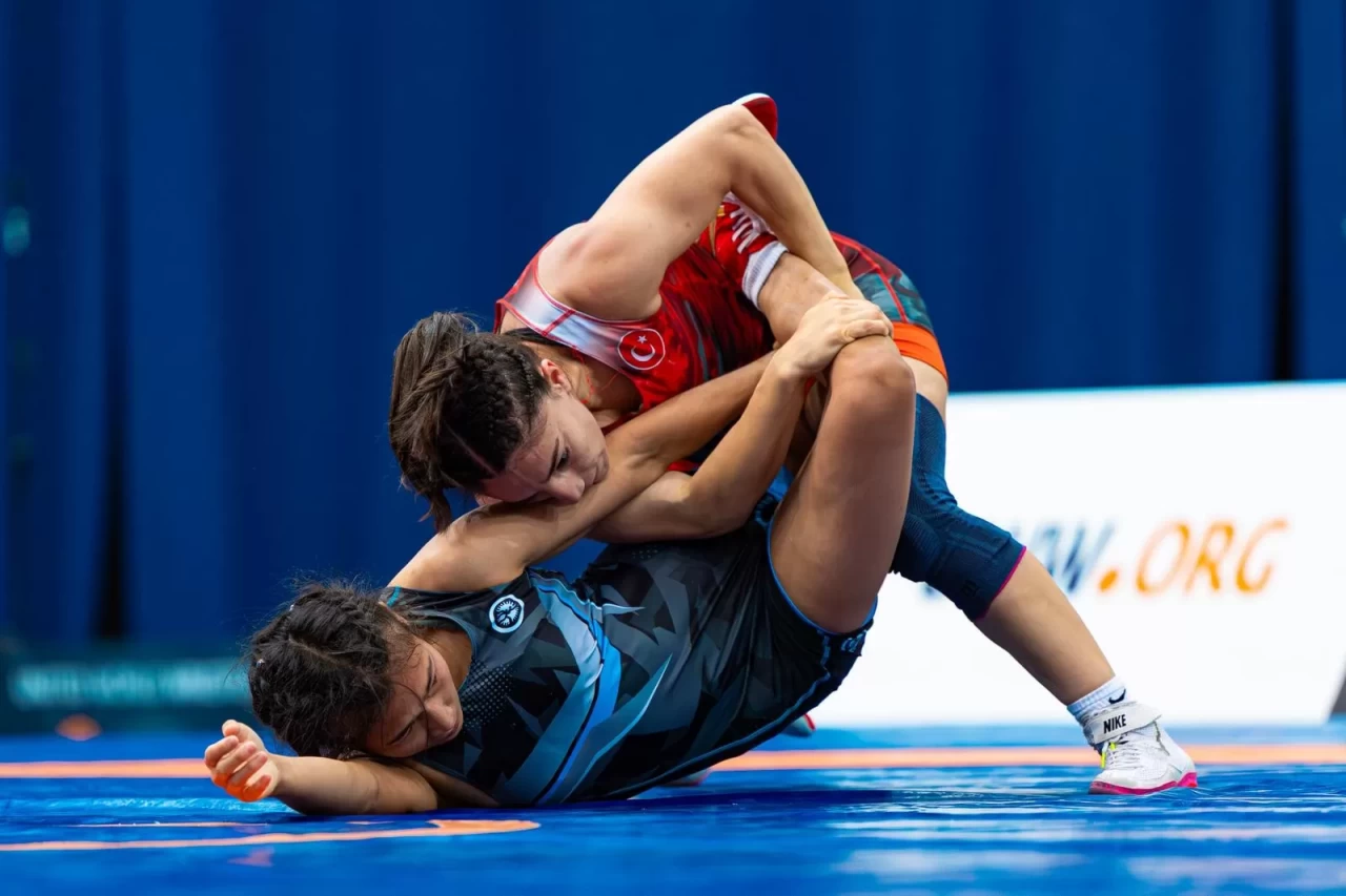 Milli güreşçiler, Macaristan'daki turnuvada birer altın ve bronz madalya kazandı