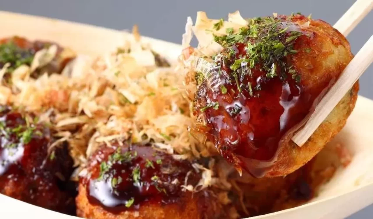 Osaka’nın meşhur tadını evde deneyin! Japon sokak lezzeti takoyaki tarifi