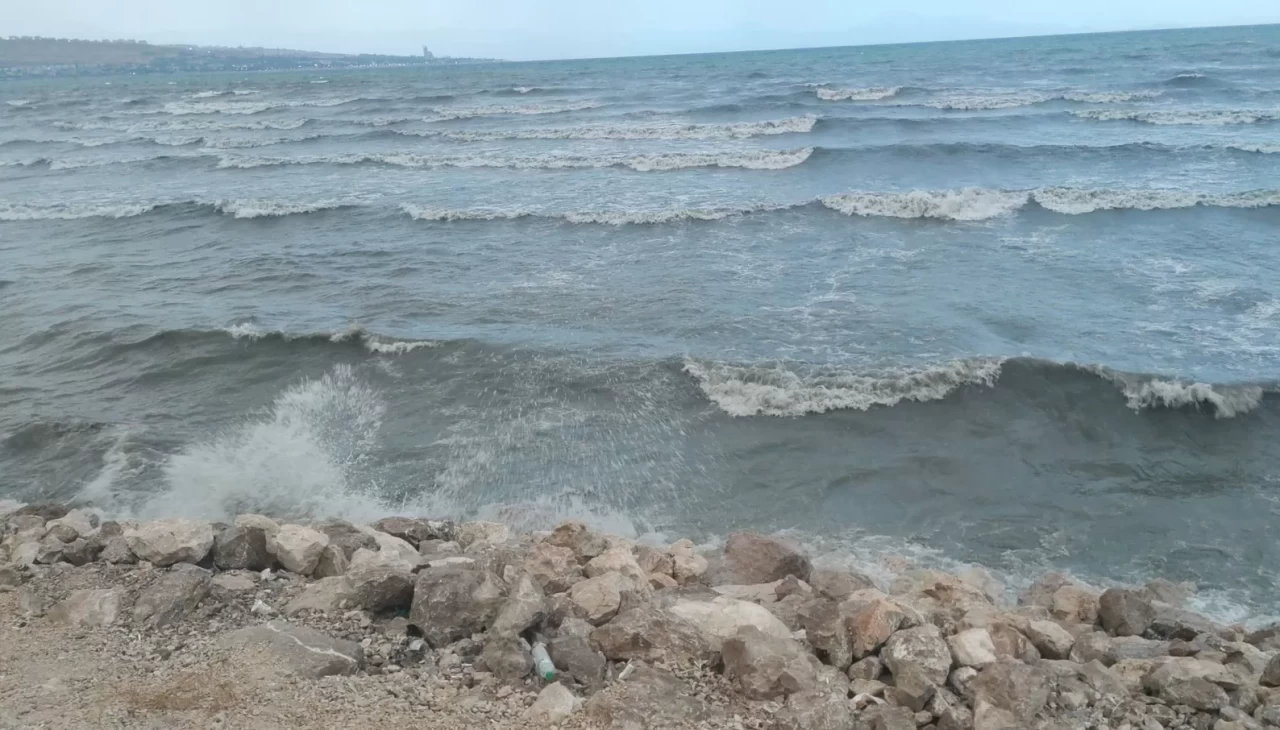 Van Gölü rüzgarla coştu: Dalgalar sahili dövdü