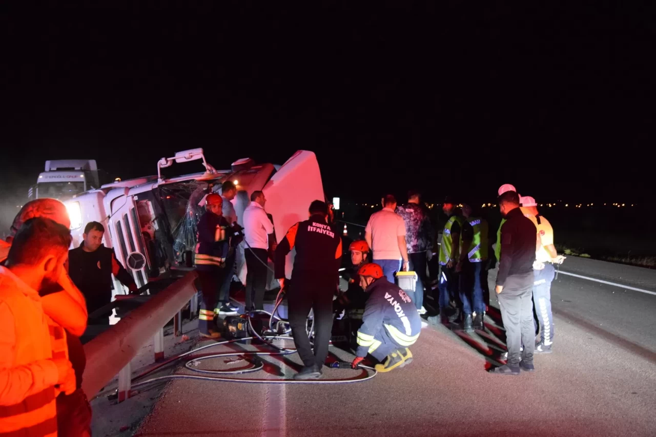 Konya'da tır devrildi: Sürücü öldü
