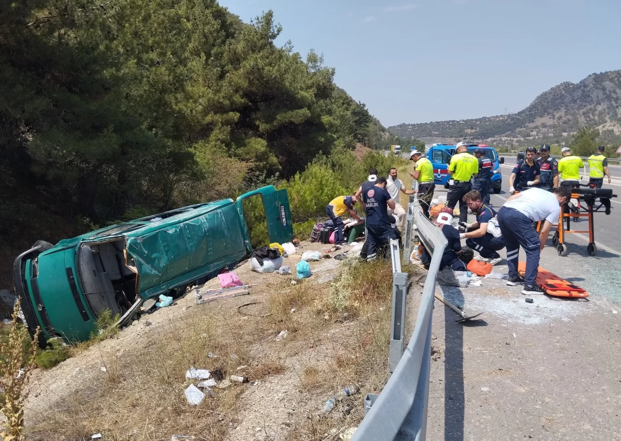 Sivas'ta minibüs devrildi: 13 yaralı