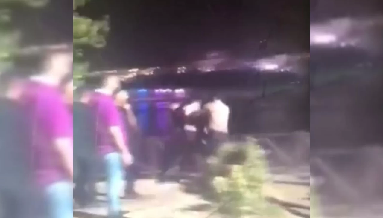 Şırnak'ta mahalle bekçileri ile bir grubun yumruklu kavgası kamerada