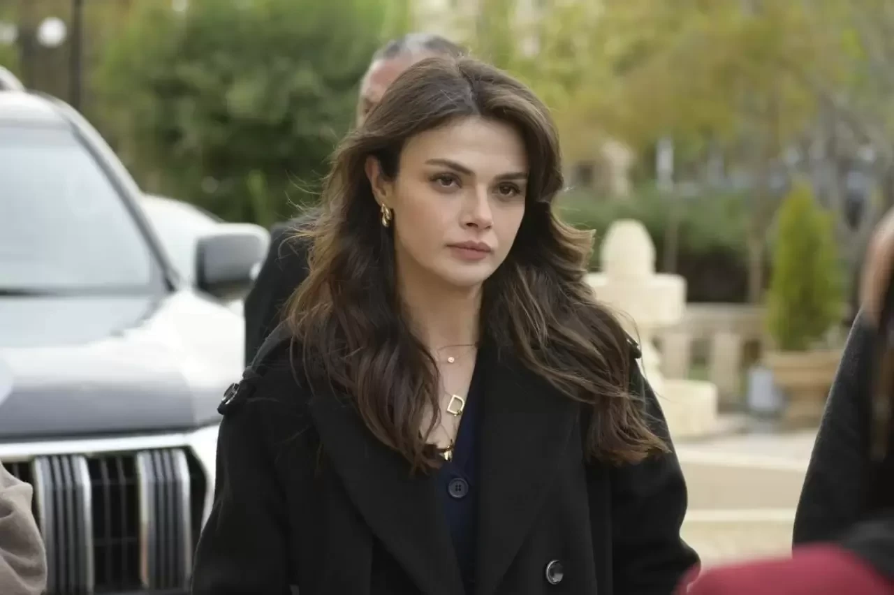 Uzak Şehir'in Alya'sı Sinem Ünsal'ın ablası da oyuncu çıktı! İkiz gibi benzerlik sosyal medyada gündem oldu