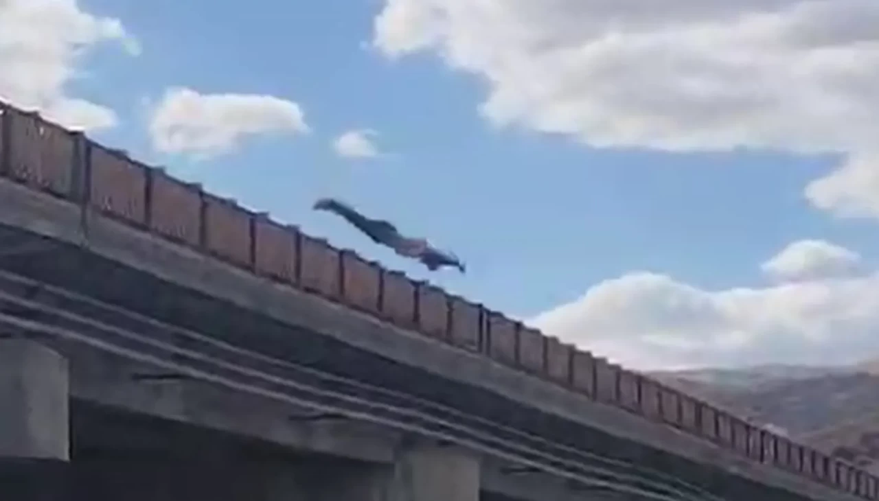 Arkadaşlarıyla iddialaştı, köprüden atladı! O anlar kamerada