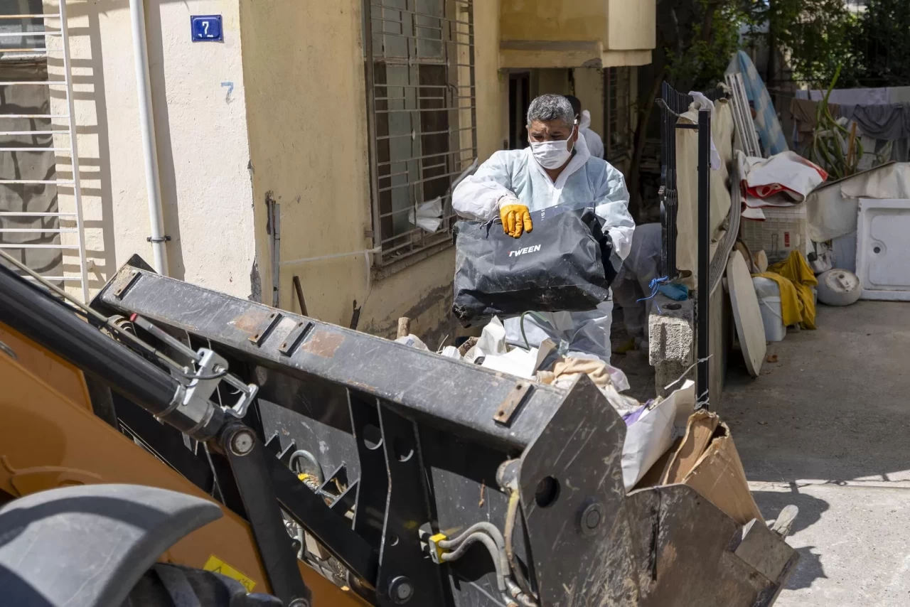 Mersin'de bir evden 10 kamyon çöp çıktı