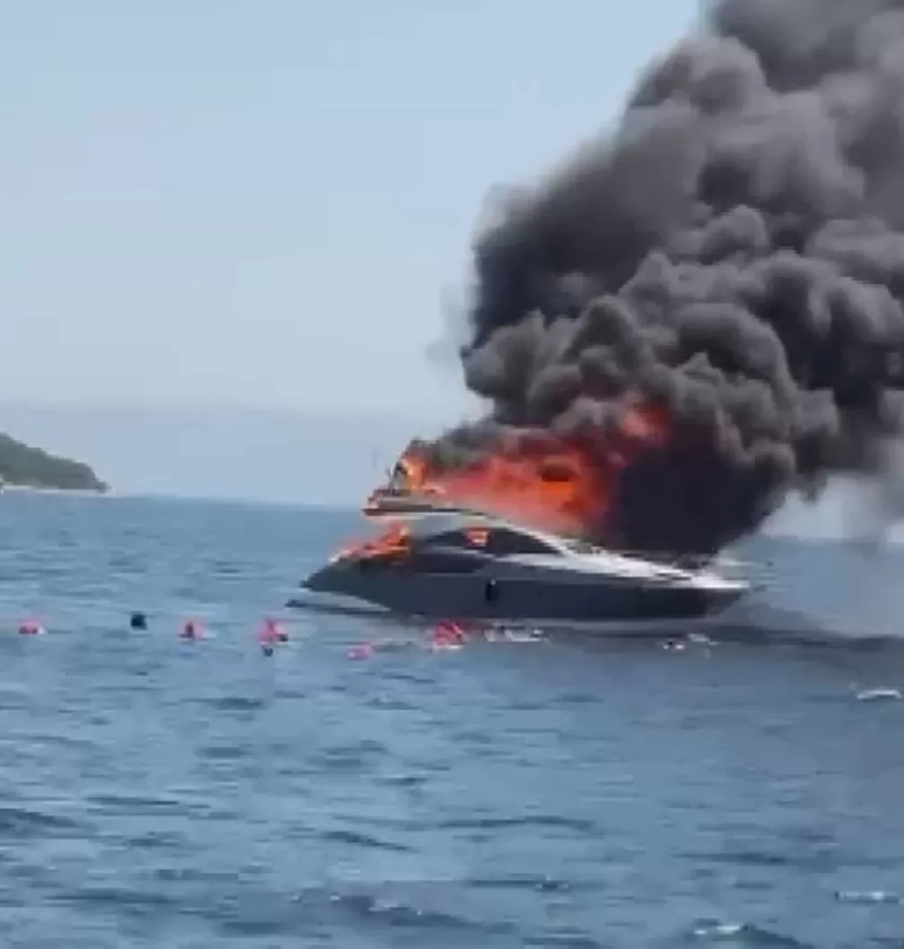 Kınalıada açıklarında tekne yangını! Teknede 12 kişi olduğu tahmin ediliyor