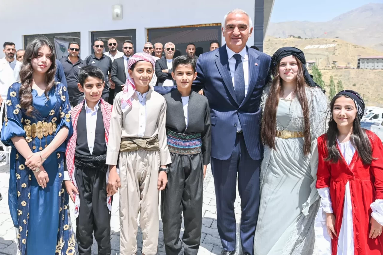 Bakan Ersoy Terörsüz Türkiye’de Hakkari’ye çıkarma yaptı