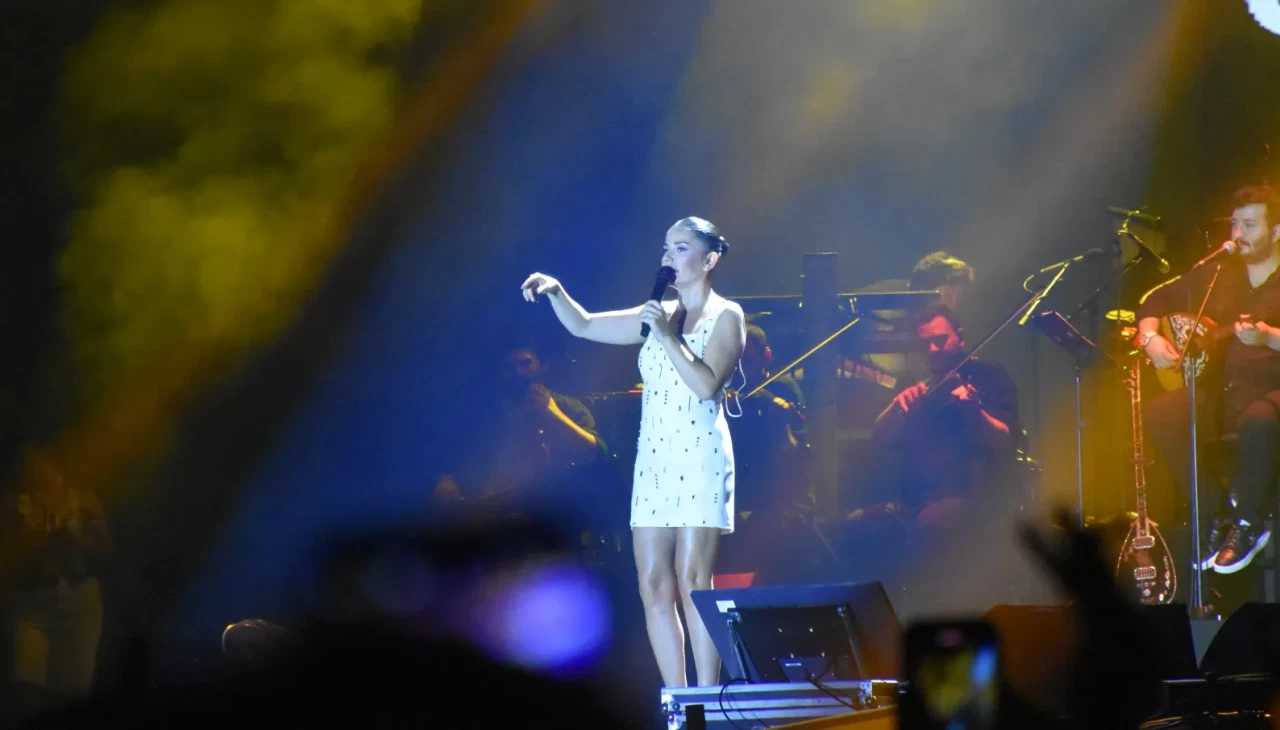 Trabzon Kültür Yolu Festivali'nde şarkıcı Merve Özbey sahne aldı