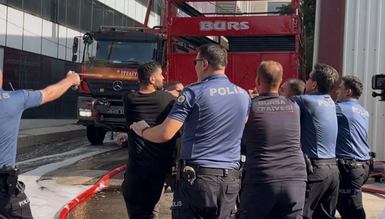 Yangın yerinde ortalık karıştı, itfaiyeci darbedildi, polis müdahale etti