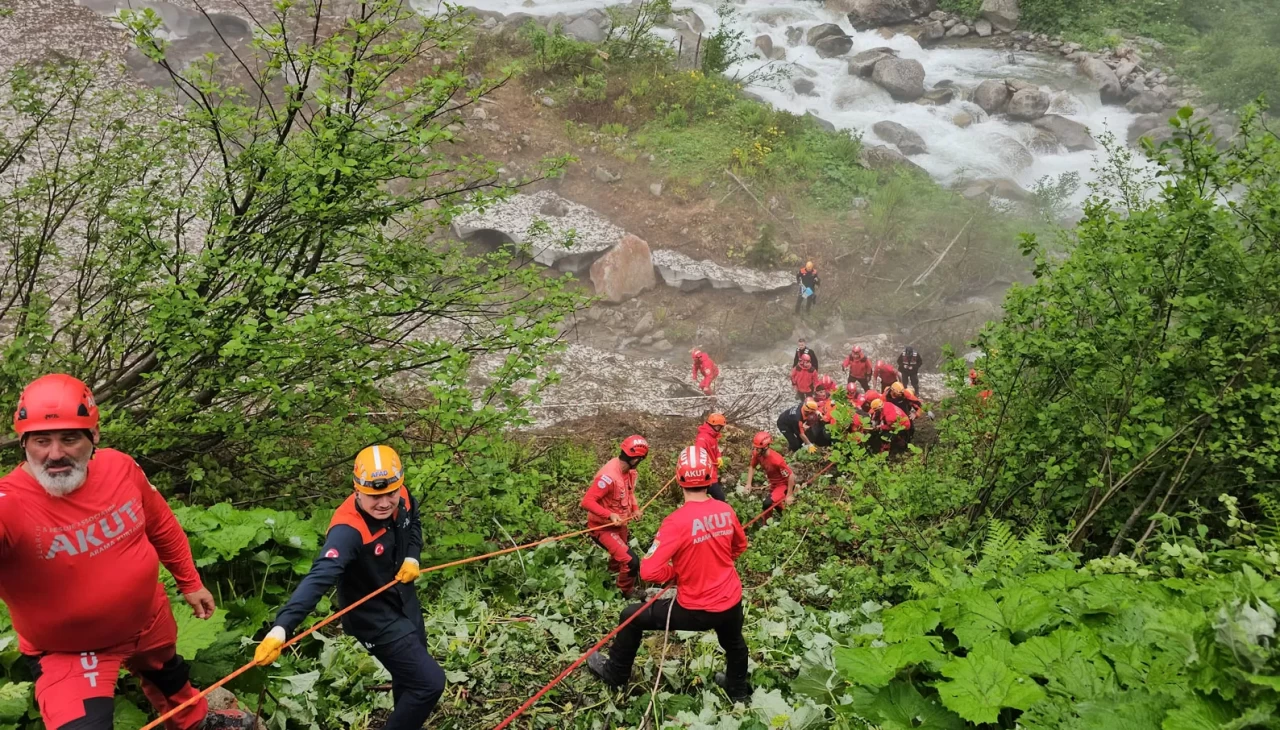 Rize'nin Çamlıhemşin ilçesinde kar kütlesinin altında kalan kadın öldü