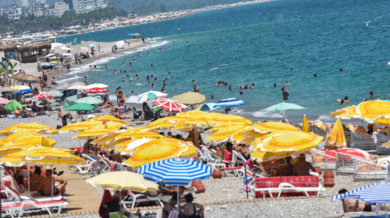 Antalya'da 40 derece sıcaktan bunalanlar, eksi 2 derecelik 'kar odası'ndaserinliyor