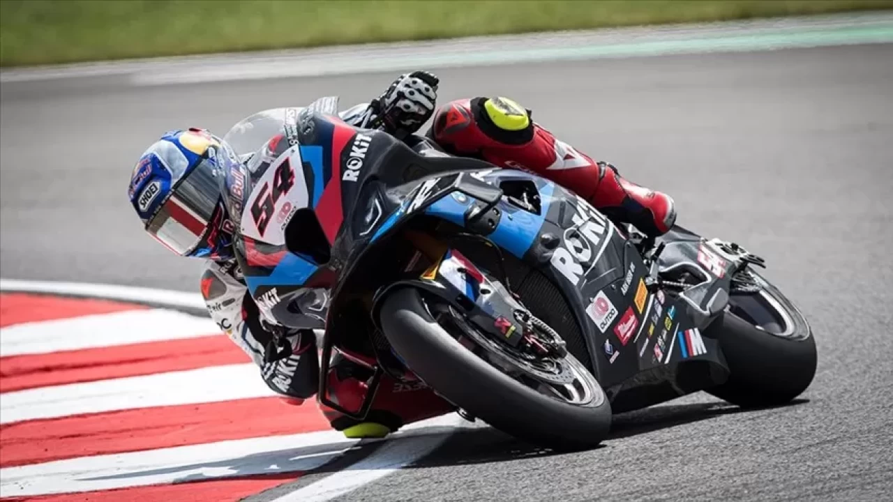 Toprak Razgatlıoğlu, İngiltere’de WSBK ilk yarışını kazandı