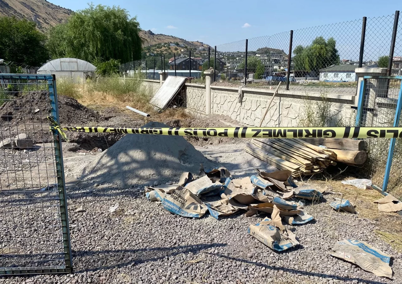 Kanalizasyon çalışmasında toprak kaydı, işçi yaralandı