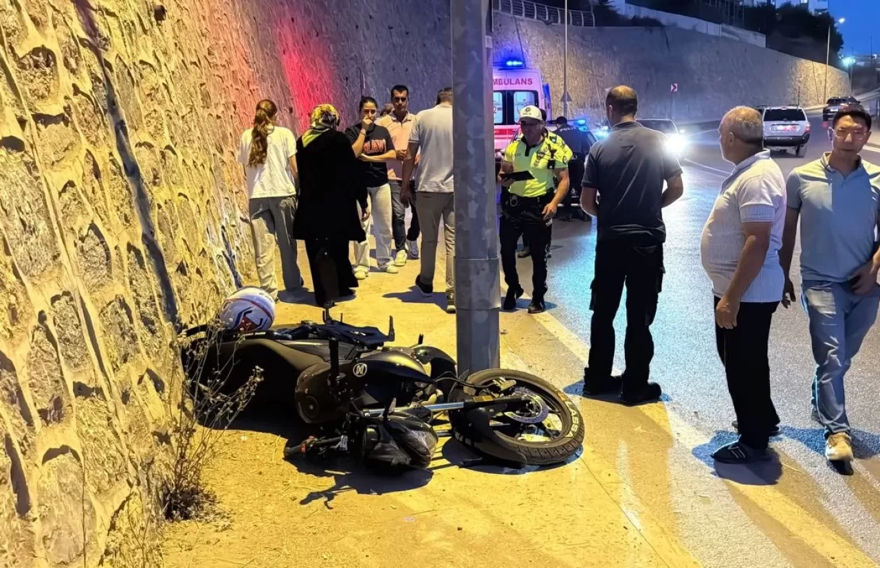 Kocaeli'de kaldırıma çarpan motosikletteki 2 kişi yaralandı