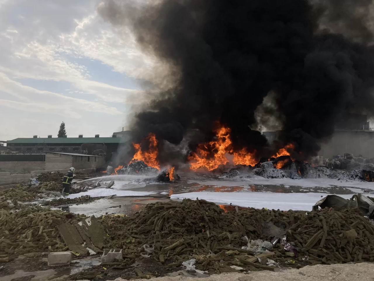 Gaziantep'te geri dönüşüm tesisinde yangın çıktı
