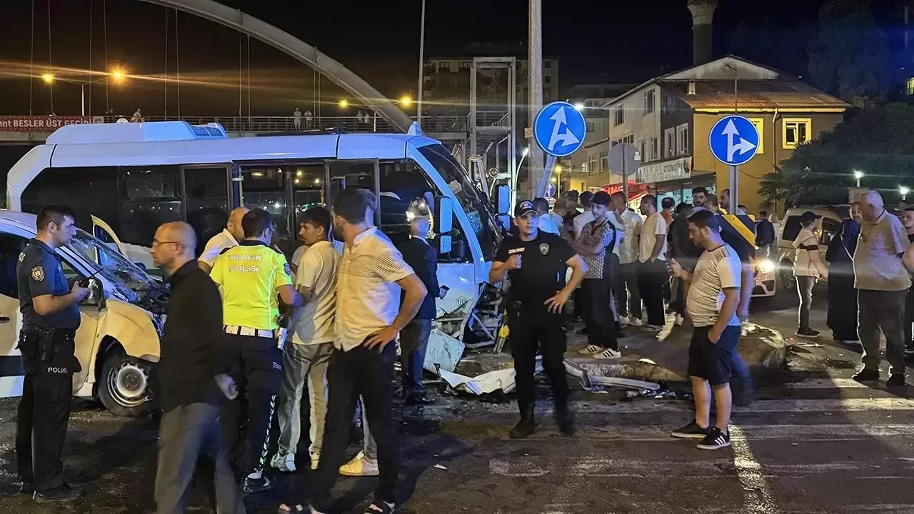 Rize'de minibüs ile hafif ticari araç çarpıştı: 10 yaralı