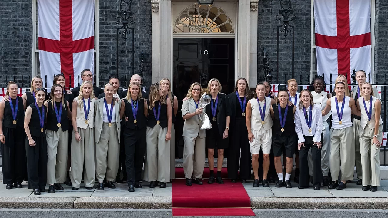 Kadınlar EURO 2025’i penaltılarla kazanan İngiltere’de kupa coşkusu