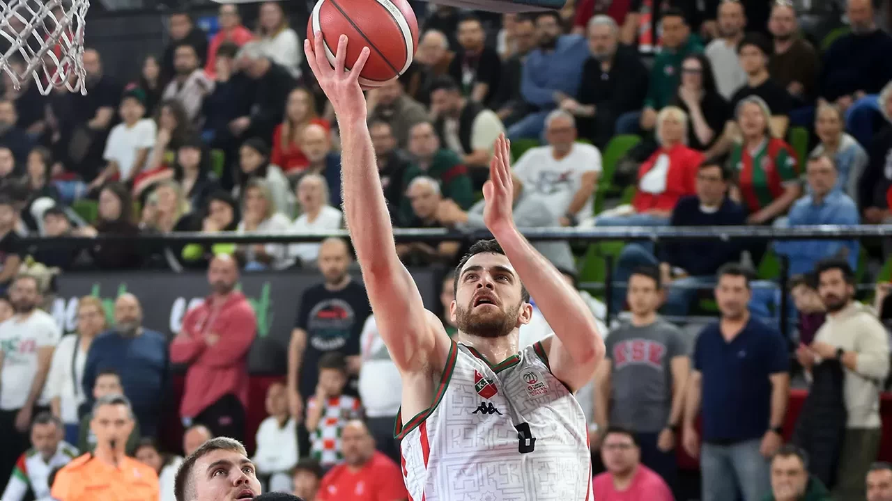 Karşıyaka’da yaprak dökümü sürüyor: Mike Smith ve Hakan Sayılı da veda etti