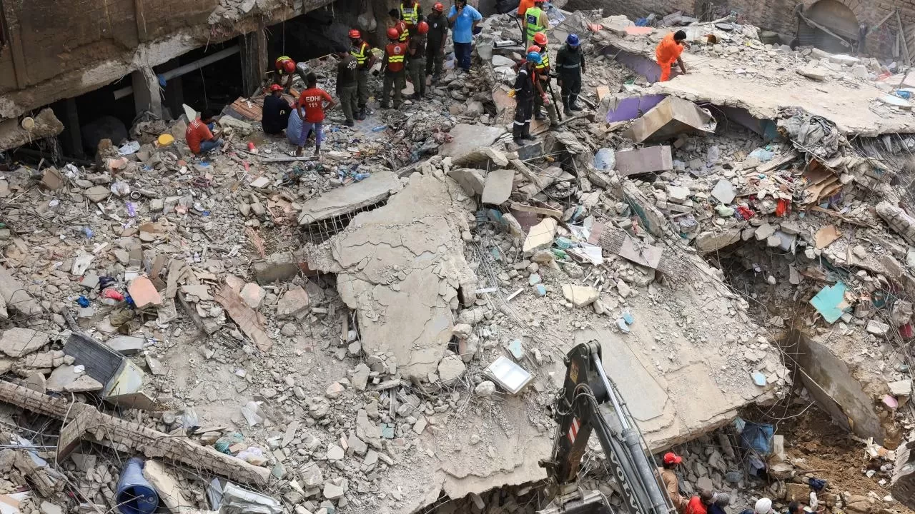 Pakistan'da 5 katlı bina çöktü! Ölü sayısı 16'ya çıktı