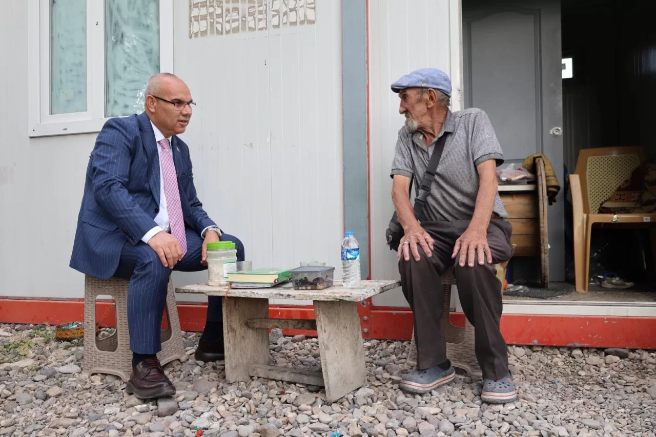 Sevdiğini 60 yıldır bekleyen "Memiş Dayı" Vali Koç'u duygulandırdı