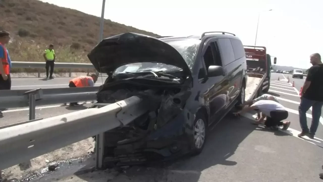 İstanbul'da feci kaza: Minibüs bariyerlere saplandı