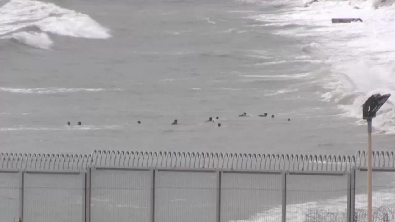 84 kişi yüzerek Fas'tan İspanya'ya gitti