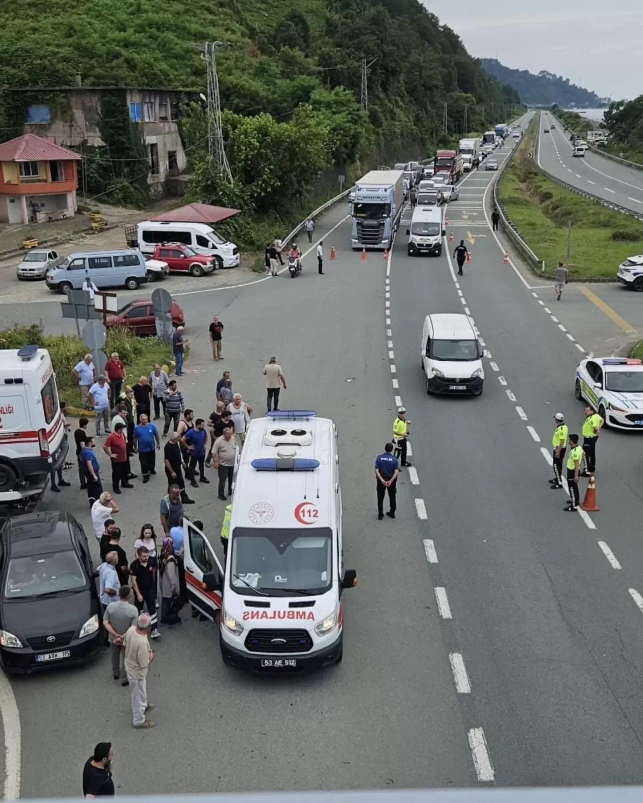 Rize’de iki otomobil çarpıştı: 1 ölü, 8 yaralı