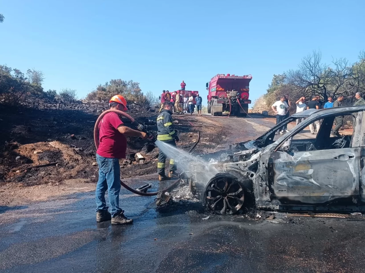 Milas'ta otomobil yangını ormana sıçradı, alevler söndürüldü