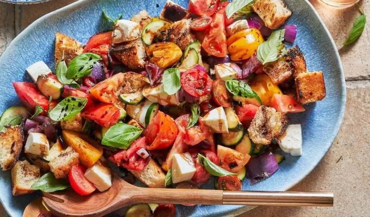 Panzanella tarifi (İtalyan ekmek salatası)