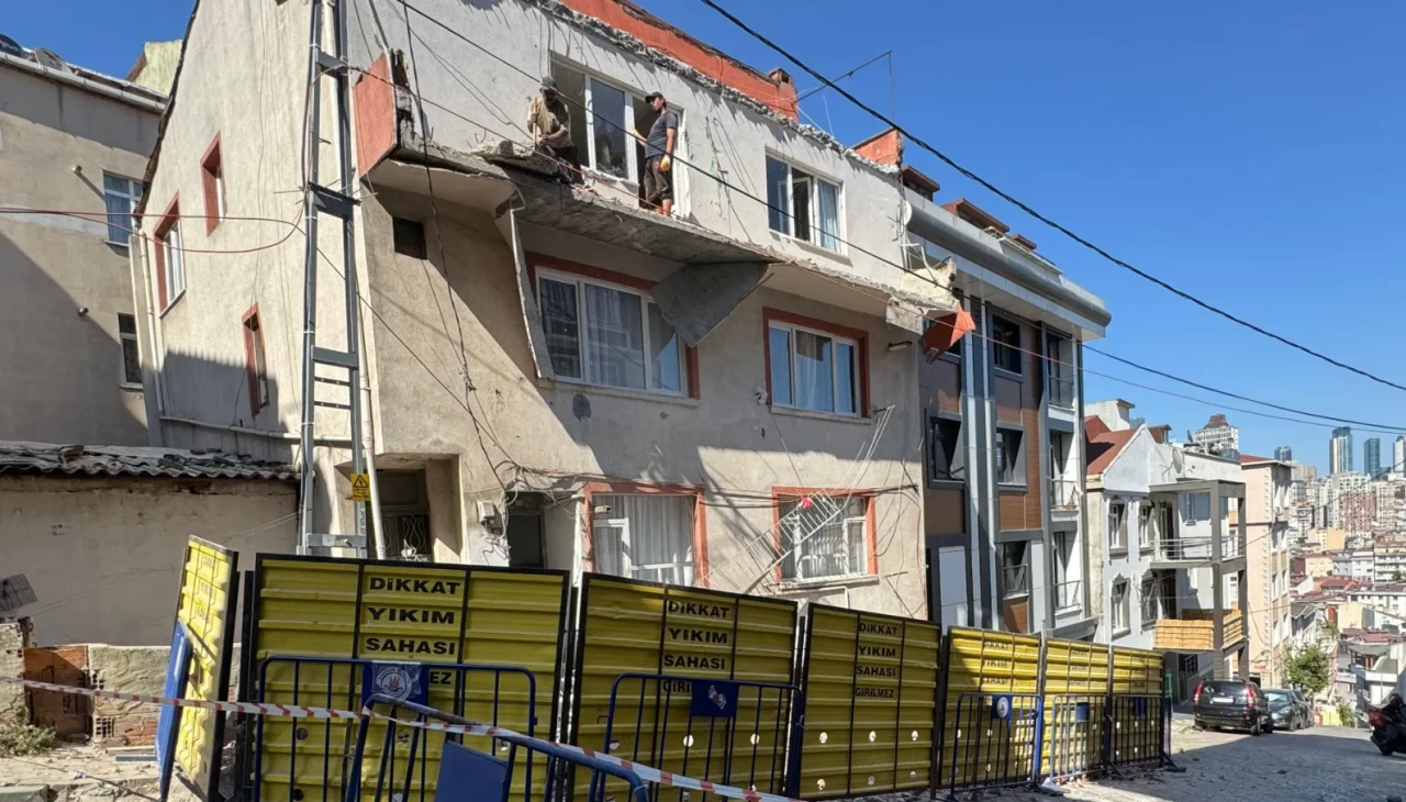 İstanbul’da korku dolu anlar! Balkon çöktü, bina tedbir amaçlı mühürlendi