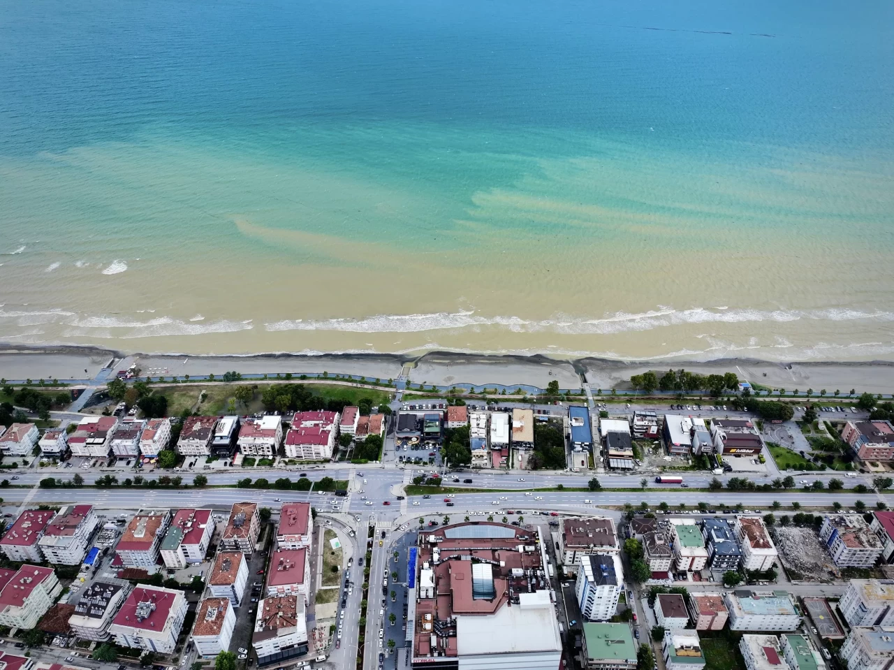 Karadeniz'de sağanak sonrası denizin rengi "kahverengi" oldu