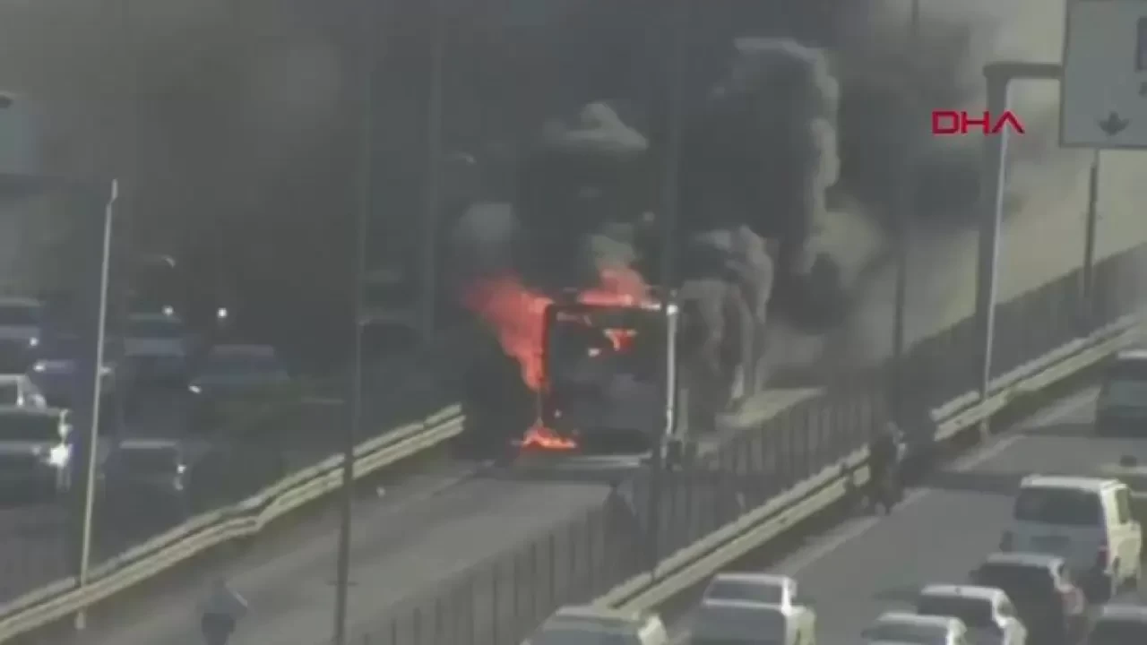 Alevlere teslim oldu! Bakırköy'de metrobüste yangın çıktı