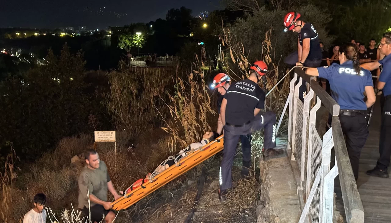 Antalya'da falezlerden kayalıklara düşen çocuk yaralandı