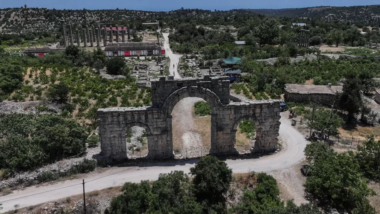 Uzuncaburç Antik Kenti'nde 1600 yıllık terazi seti bulundu