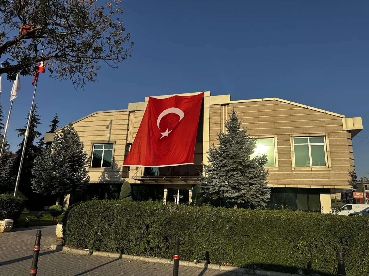 Konya'da kamu binalarına "Terörsüz Türkiye"ye destek için Türk bayrakları asıldı