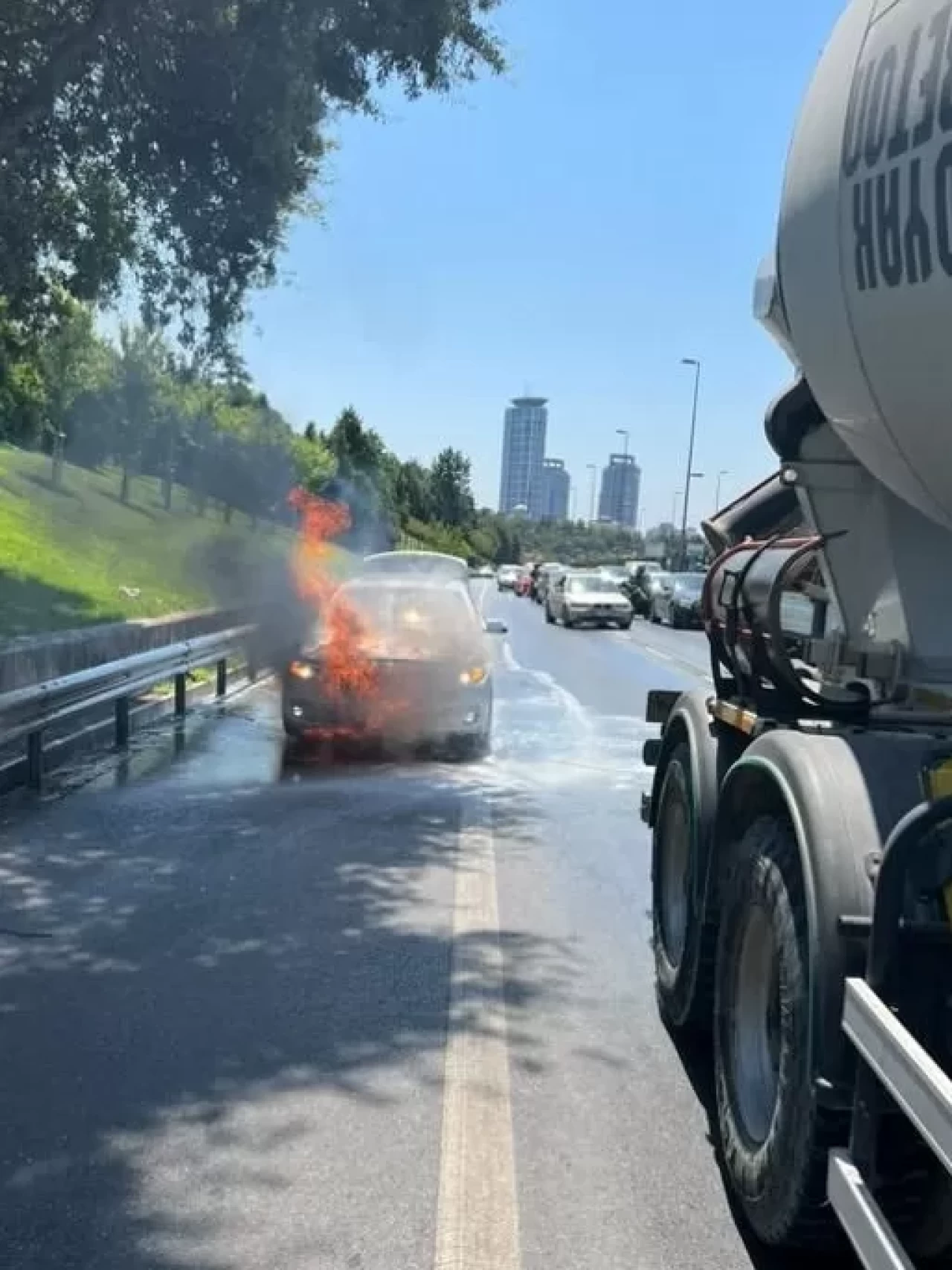 Üsküdar'da otomobil yangını: Araç kullanılamaz hale geldi