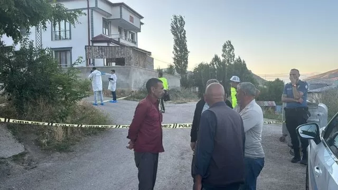 Bayburt'ta kamyonetle geri manevra yaparken çocuğunu ezdi