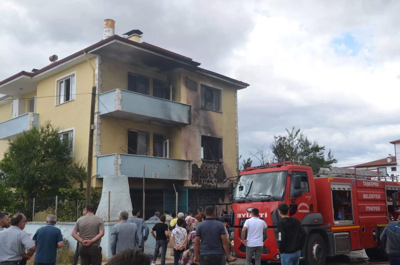 Taşköprü'de televizyon patladı! 3 katlı bina alevlere teslim oldu