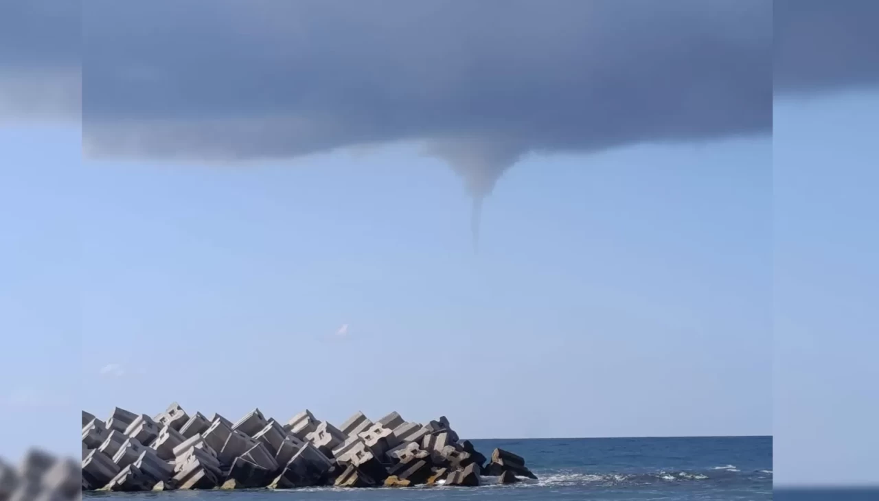 Düzce'de plajın yakınında denizde hortum oluştu