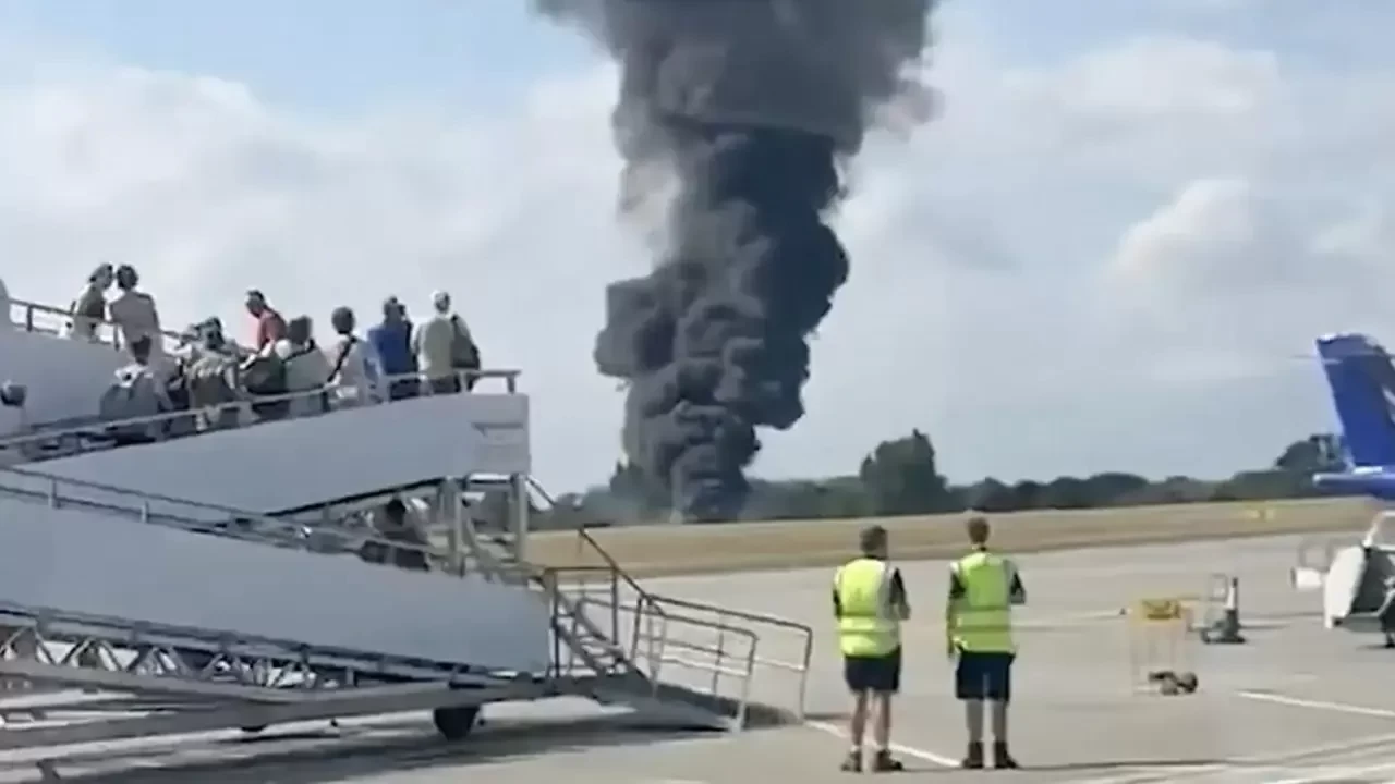 Londra'da yolcu uçağı düştü! Yaralı ve ölü sayısı bekleniyor