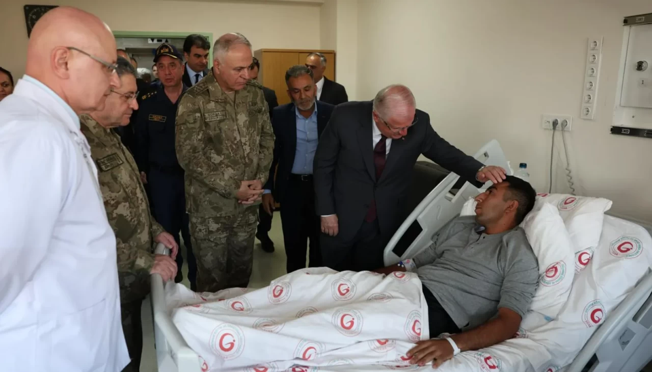 Bakan Güler, metan gazından zehirlenen Mehmetçikleri hastanede ziyaret etti