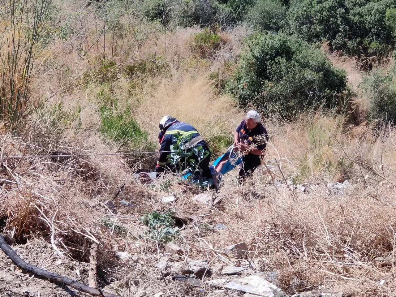 Patlıcan közlerken uçurumdan yuvarlandı