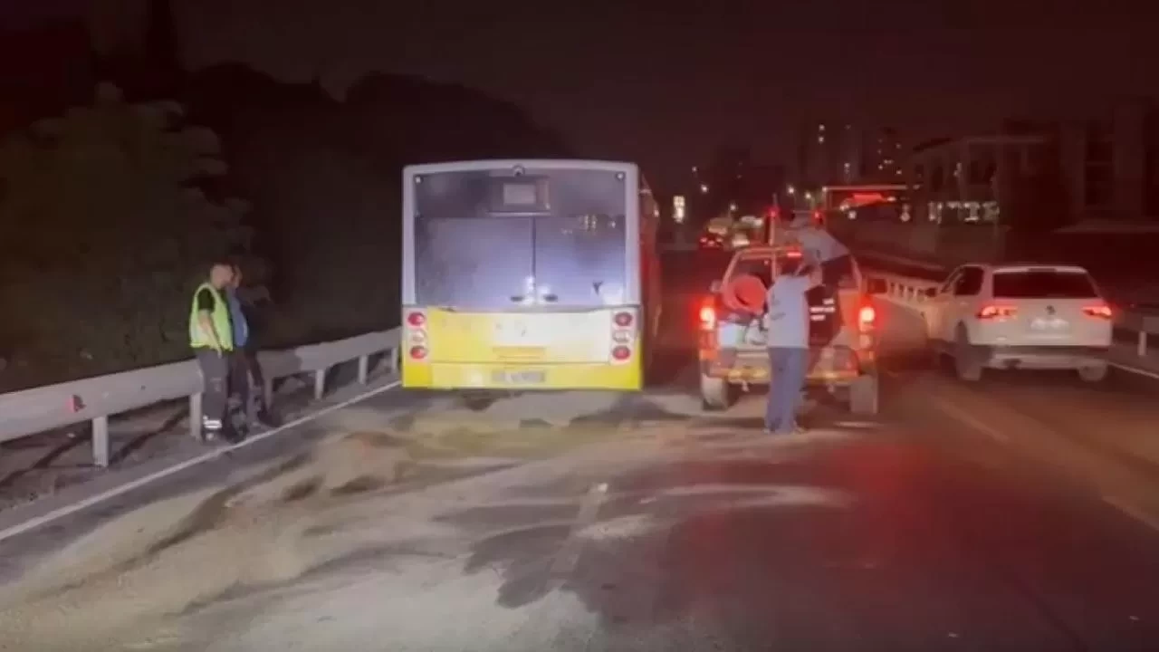 Arızalanan İETT otobüsüne müdahaleye gelmişlerdi! İşçilere otomobil çarptı