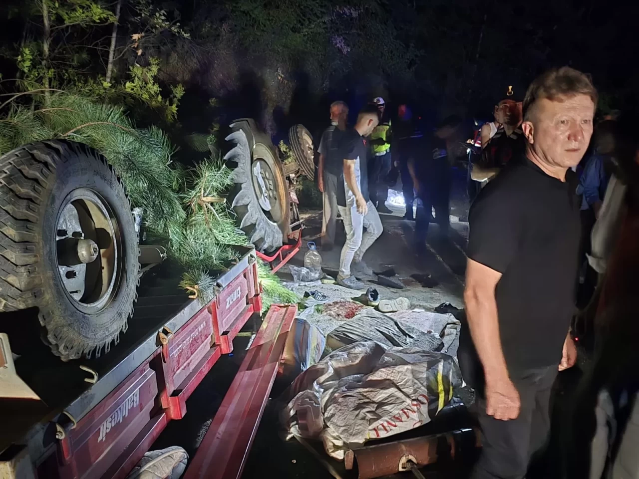 Sakarya'da devrilen traktördeki 10 kişi yaralandı